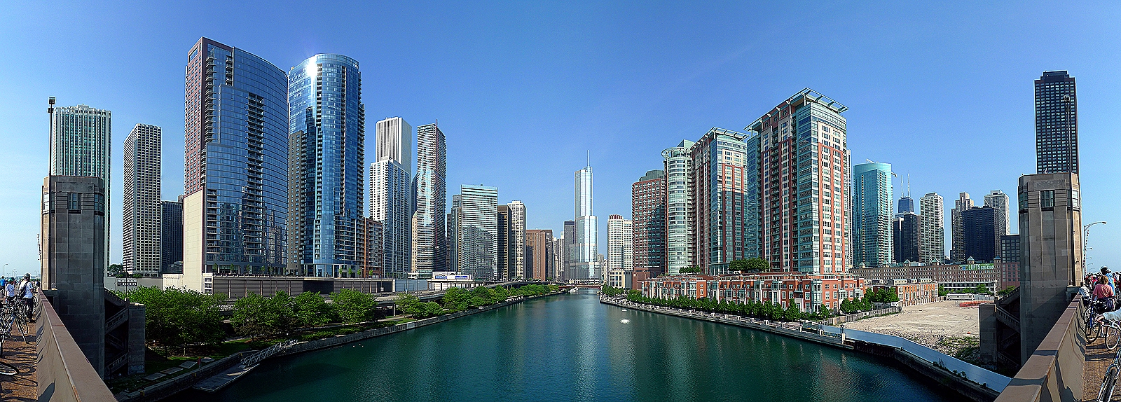 Buildings-Along-Chicago-River
